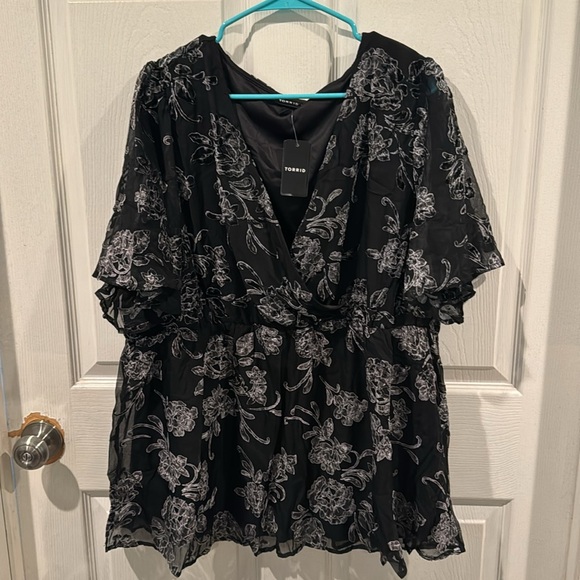 TORRID Peplum Velvet Burnout Surplice Short Sleeve Top Size 3/22-24 - Picture 4 of 7